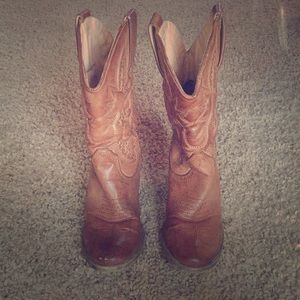 VERY VOLATILE • Western studded boots